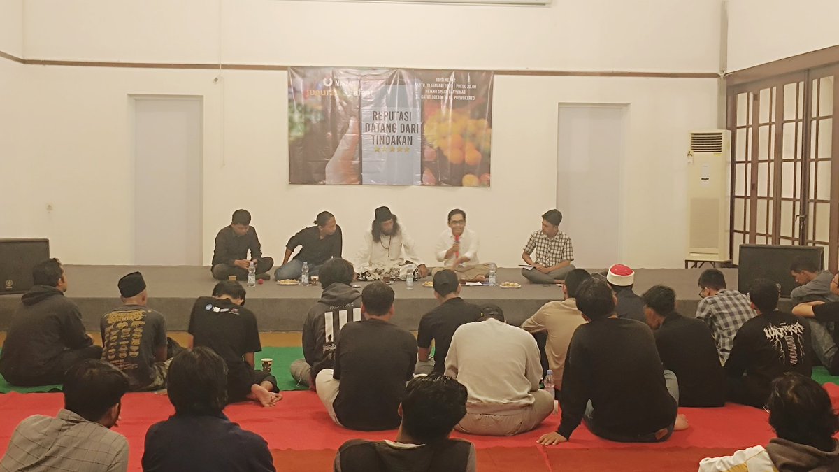 JuguranSyafaat's tweet photo. Mas Helmi Mustofa dari Yogyakarta mulai mengeksplorasi tentang 'REPUTASI' yang merupakan bagian dari tema Juguran Syafaat Januari 2025. #JSJan https://t.co/aw88Zegtib