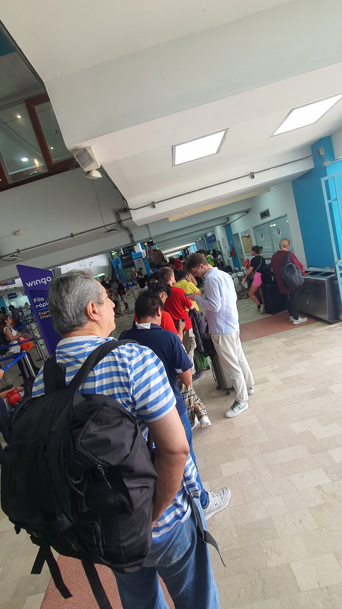 Justsomeguy086's tweet photo. Vuelo LA4225 de @LATAM_CO cancelado por "mal clima" en Bogotá, otras aerolíneas operando con normalidad. @AerocivilCol emite alerta hace 3 horas y obliga a buscar soluciones sin protección al usuario @sicsuper @NoticiasCaracol @NoticiasRCN @Citytv https://t.co/vn3KoenPER