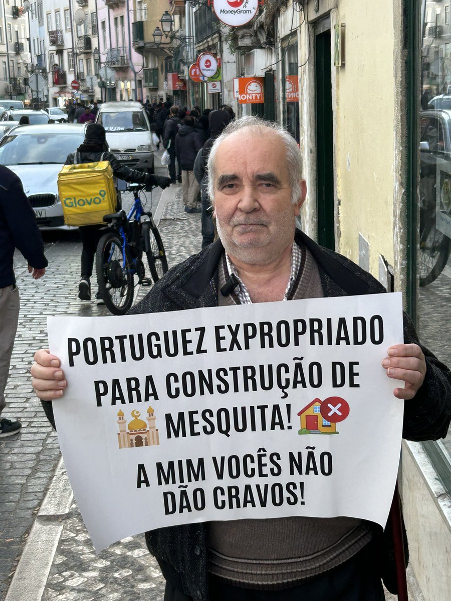 A este vocês não dão cravos

A favor deste vocês não protestam 

Este já não merece cartas de apoio.

Entrevista EM BREVE 🔜