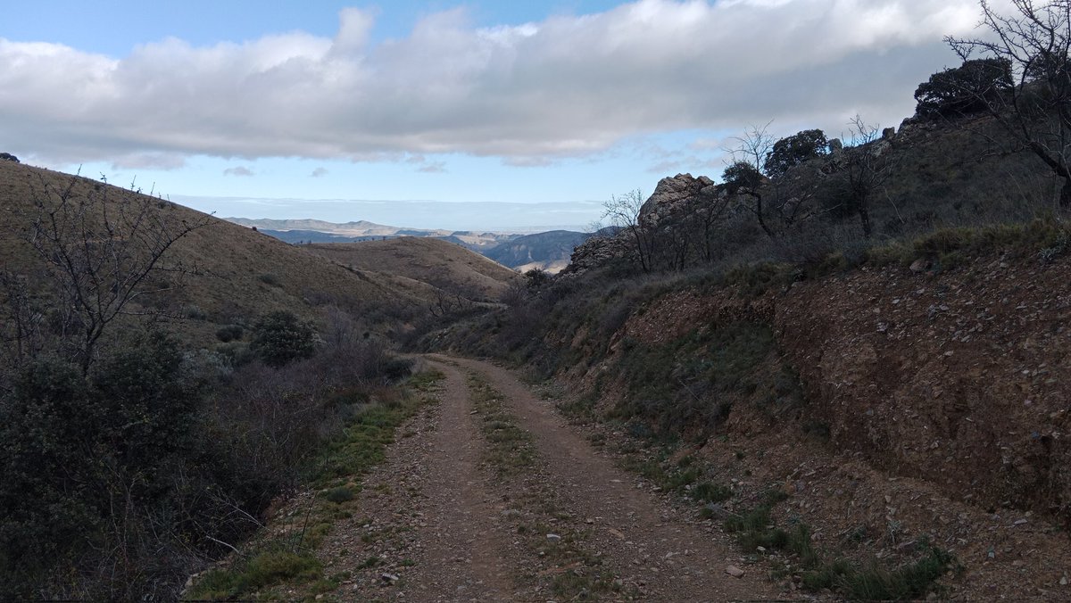 Deckardio's tweet photo. Cruzando el barranco "de la umbría del águila". #Viajarcaminando es muy Tolkien. #travelbyfoot👣 #caminos #sendas #paths https://t.co/UyGyke0chM