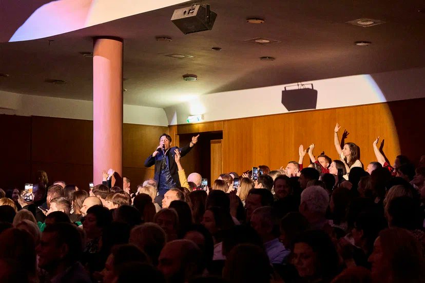 ItalyinBY's tweet photo. Meraviglioso concerto del cantante Riccardo Foresi alla Filarmonica bielorussa di Minsk per 500 ospiti dell’Ambasciata. Eccellenti le esecuzioni delle più iconiche canzoni italiane insieme a musicisti bielorussi dell’orchestra della Filarmonica. https://t.co/gkMz7bBg3h