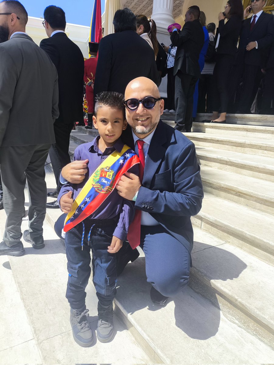 maperezpirela's tweet photo. La juramentación del Presidente reelecto @NicolasMaduro es un acto de reivindicación histórica de los pueblos del sur del mundo frente a las agresiones, bloqueos, sanciones, invasiones y acoso de los países con ínfulas imperiales. Este 10 de enero de 2025 fueron los pueblos del mundo quienes se juramentaron junto a la República Bolivariana de Venezuela toda, derrotando a aquellos que, tratando de impedirlo, amenazaron con mercenarios, sicarios y violencia. Una vez más quedaron derrotados: ganó el pueblo venezolano, ganaron su Constitución y Poderes Públicos legítimos. Ganó la República y la Patria de Bolivar!