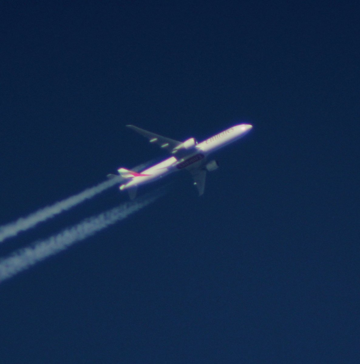 maccamonkey69's tweet photo. Out with the 420-800 mm super telephoto zoom manual lense and caught a cracker. Emirates Boeing 777 at 33,000 ft https://t.co/SKp09IJedq