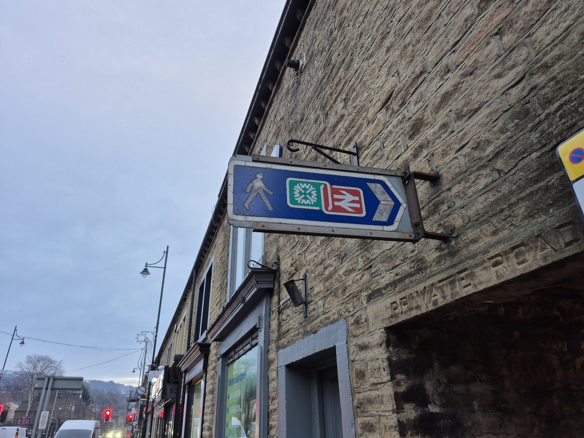 Always like to see old signs, with old logos, surviving in the wild. <a href="/_doublearrow/">doublearrow.co.uk</a>