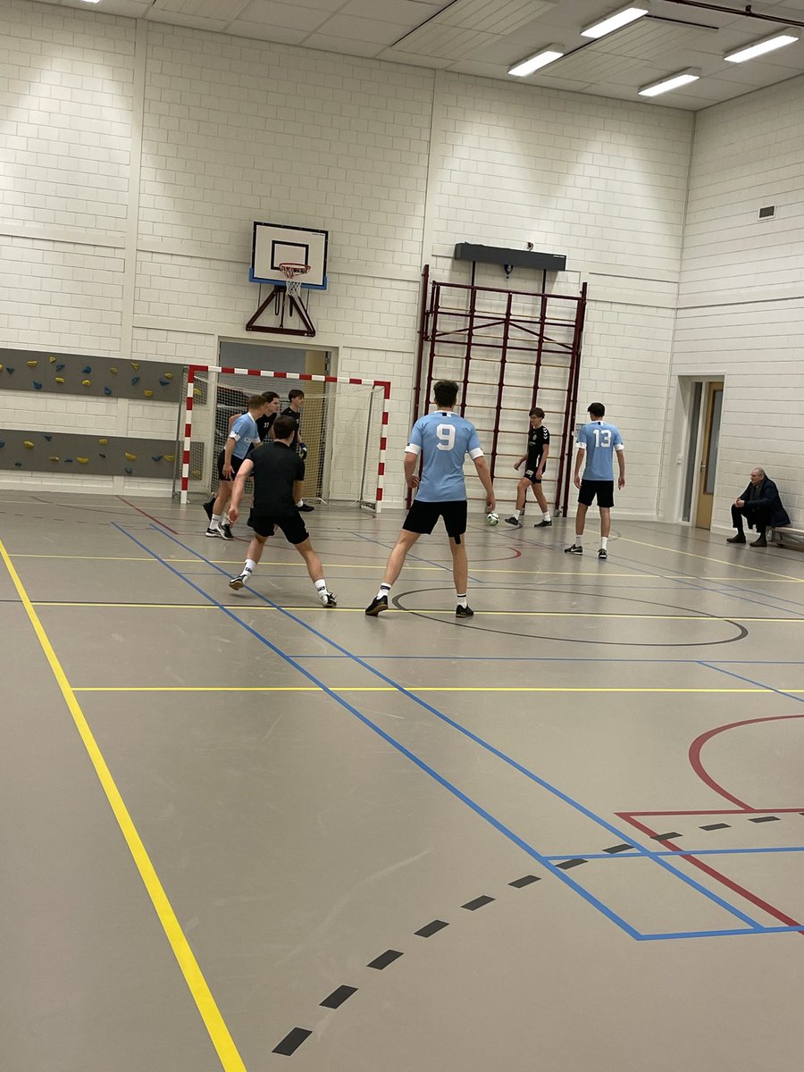 Helaas was de oefenwedstrijd tegen Venray afgelast. Dan maar de zaal in! #vvgemert