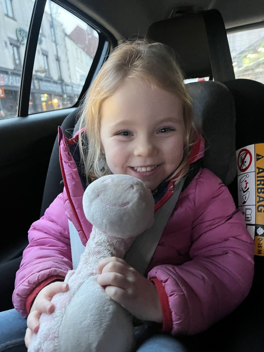 SarahBGriff's tweet photo. @BarnsleyLibs thank you to your team for a little bit of kindness today, reuniting a little girl with a lost toy giraffe 🦒 - despite being closed! 🙏 https://t.co/OaxKDW6hyn