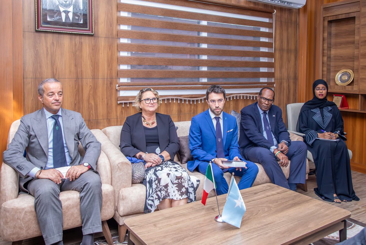Joined H.E Minister Hassan in welcoming the Italian Ambassador, H. E. Pier Mario Daccò Coppi to MOJCA with the aim to handover to the Minister, a digital archive, in Italian and Somali language, containing the laws and official bulletins published in Somalia between 1950 and1989.