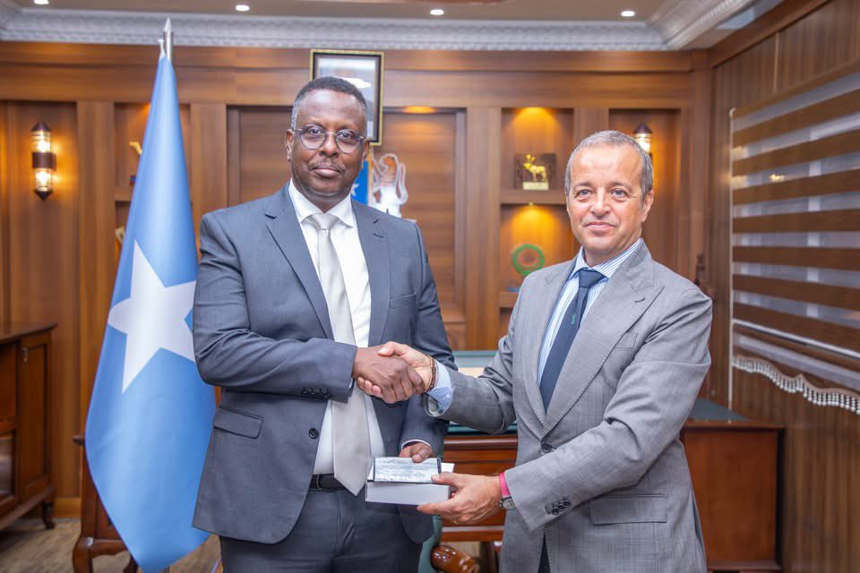 FAdanyare's tweet photo. Joined H.E Minister Hassan in welcoming the Italian Ambassador, H. E. Pier Mario Daccò Coppi to MOJCA with the aim to handover to the Minister, a digital archive, in Italian and Somali language, containing the laws and official bulletins published in Somalia between 1950 and1989. https://t.co/Gp07kJOxMd
