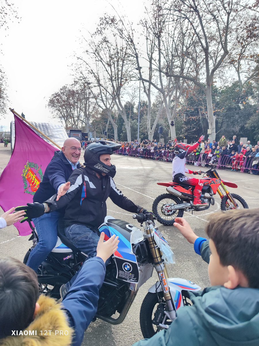 SPPMVALLADOLID's tweet image. Que bien se lo pasa el señor alcalde a costa de eliminar el descanso a 50 policias de manera forzosa, sin negociación;  y mientras JJ pasándoselo en grande.
Y sin casco, buen ejemplo