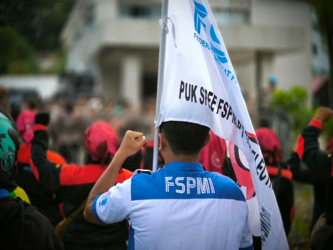 media_batam's tweet photo. Solidaritas adalah kekuatan! Bersama FSPMI, perjuangan buruh takkan pernah padam. ✊

Perjuangan ini bukan hanya tentang hari ini, tapi tentang masa depan yang lebih baik untuk semua. Karena bersama, kita lebih kuat!

#FSPMI #SolidaritasBuruh #Perjuangan https://t.co/TPQR1DBQFV