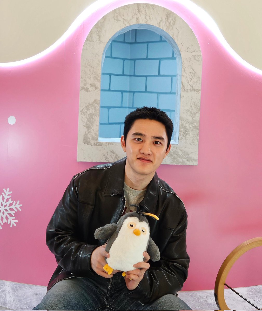 aeribase's tweet photo. Happiest birthday to Doh Kyungsoo, the epitome of passion and calmness. May your year be filled with endless joy, strength, and blessings as big as your heart. Thank you for inspiring us always! 🖤🎉

#DearestKyungsooDay
#HappyKyungsooDay
#해피_경수데이_2025
@companysoosoo_ https://t.co/gHlQKXy3og