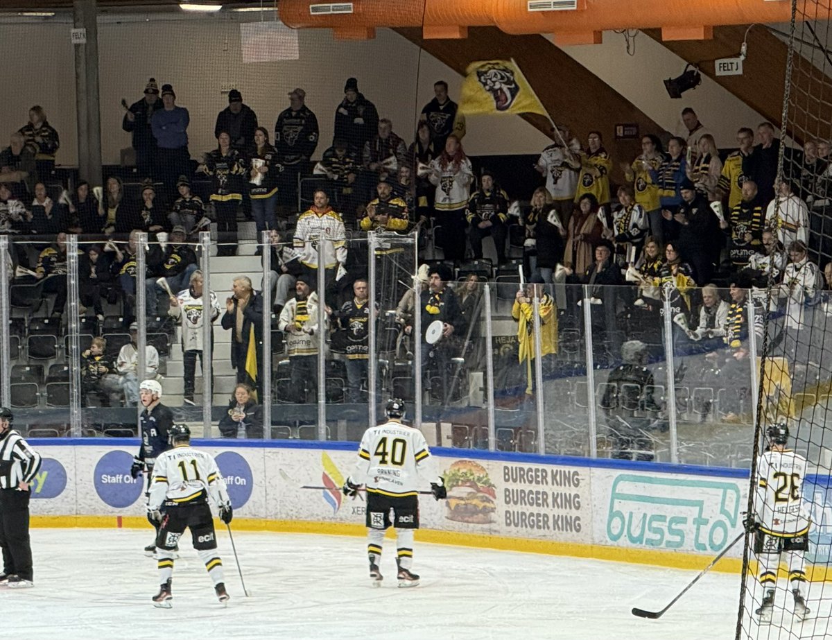 davidnikel's tweet photo. FT @NidarosHockey 2 @RingerikeP 2 - Nidaros win on pens. Easily the best game I’ve seen at Leangen. Actual away fans in second tier hockey too! 🏒 https://t.co/Dm6YZASEd2