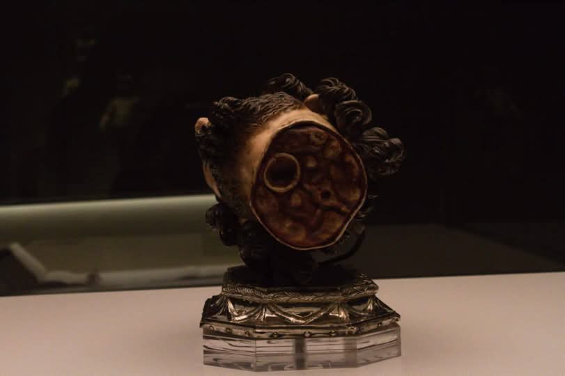 el mejor seguidor de juan martínez montañés, el escultor juan de mesa y velasco. 

Cabeza degollada de San Juan Bautista, Juan de Mesa. 1625, madera tallada y policromada. Museo de la Catedral de Sevilla. Procede del Real Monasterio de Santa Clara. Sevilla.