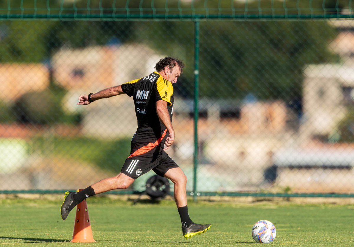 InfoGalo_'s tweet photo. As opções pro ataque são tão poucas que o próprio Cuca resolveu treinar finalização. 

📸 Pedro Souza | Atlético https://t.co/yZsruskHsy