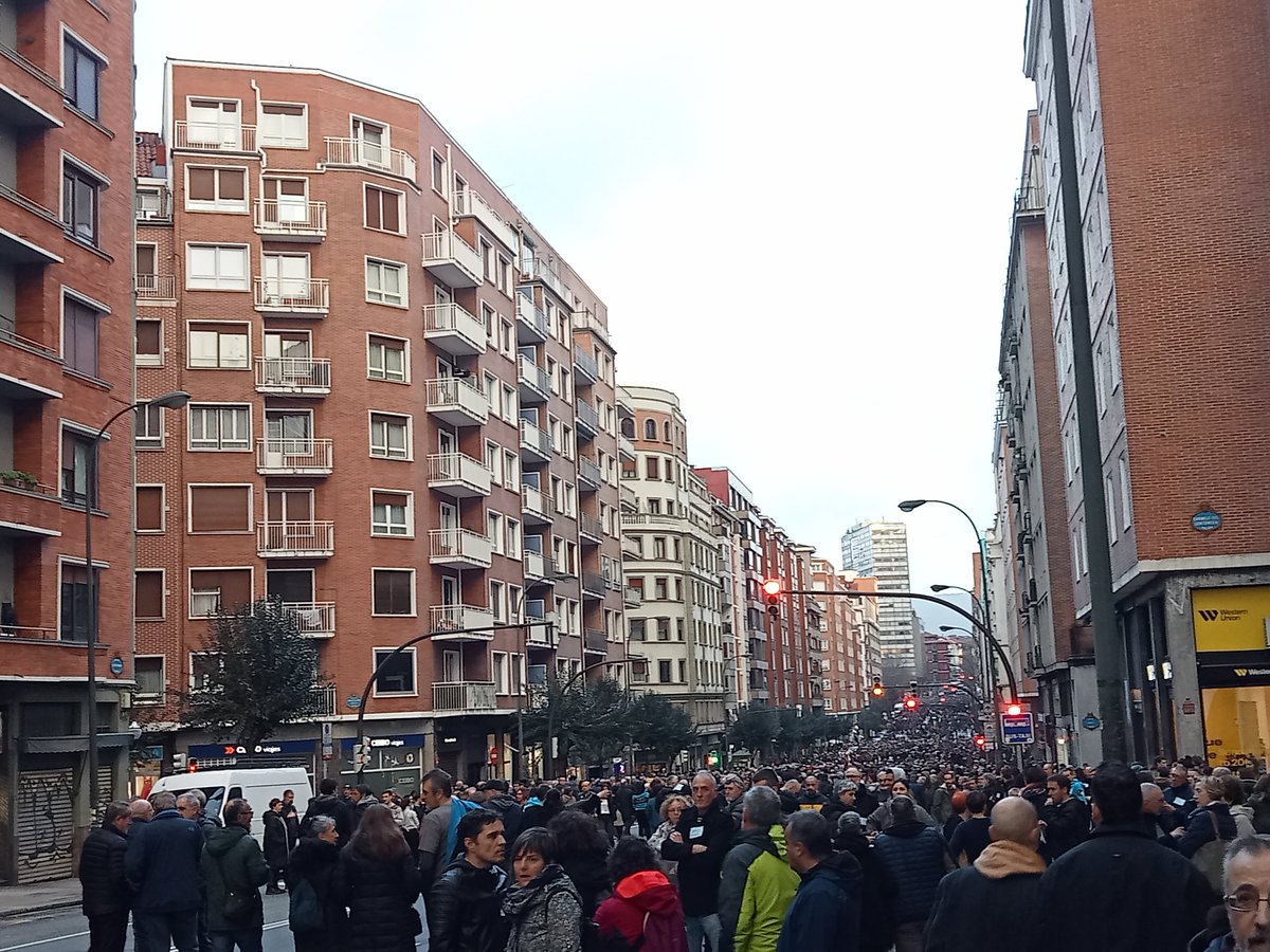 LABsindikatua's tweet image. Konponbidearen, bakearen eta elkarbizitzaren aldeko ufada Bilboko Autonomia kalean. #BehinBetiko izan dadin milaka lagun. Aldarri bateratua: Euskal presoak etxera, kalera, lantokierara!