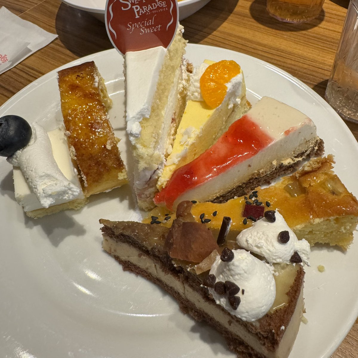 doyataka's tweet photo. 2024年12月某日。
みんなでスイパラ行きました🍰

#モチベーションはスイーツ会
#お菓子抜き
#ラーメン抜き
#ボクシング
#キックボクシング
#空手
#筋トレ
#ダイエット

#濱道亮太 @ryota_hamamichi 
#junko @junkosunset 
#野口貴彦
#石戸谷隆幸
#ラーメン抜き生活
#お菓子抜き生活 https://t.co/qXAc6nRGKp