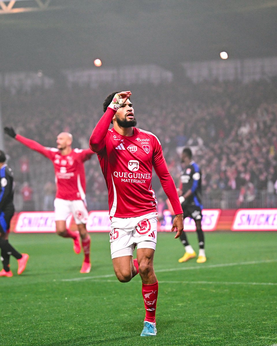 Ligue1's tweet photo. Le chambrage de Mahdi Camara, ancien joueur stéphanois 👀

#SB29OL (1-0) https://t.co/l5ciWUby6Z