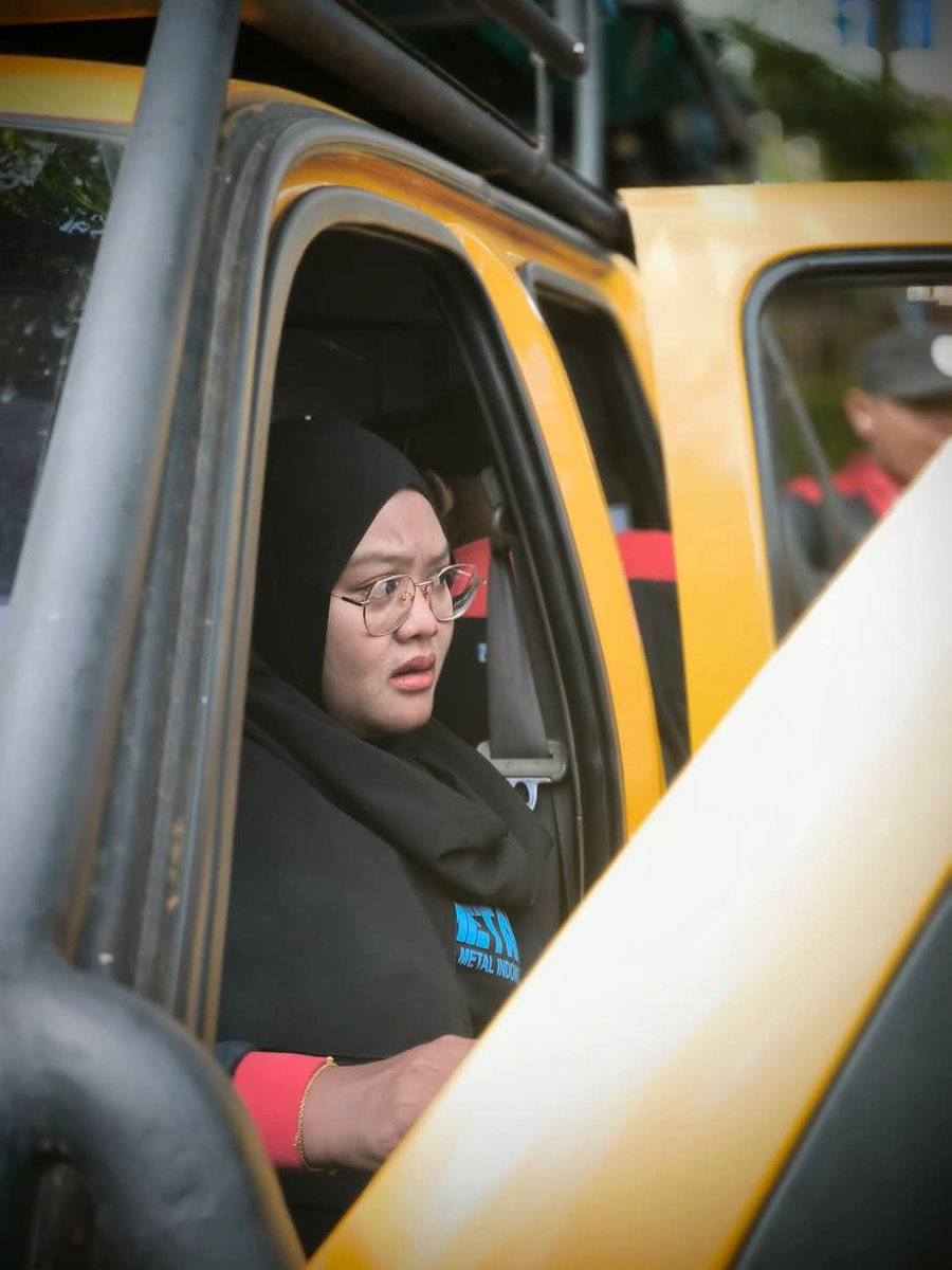 media_batam's tweet photo. Ketegaran buruh perempuan adalah bukti bahwa perjuangan tidak mengenal batas. Dengan keberanian dan semangat, mereka berdiri di garis depan, memperjuangkan kesejahteraan untuk semua. ✊

#BuruhPerempuanTangguh https://t.co/U0yY8ElypI