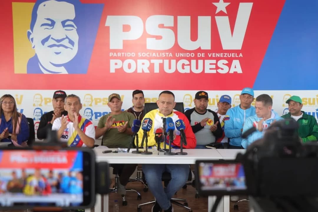rtorrealba_'s tweet photo. Presentes en la Rueda de Prensa del @PartidoPSUV en Portuguesa, junto al gobernador @Primitivo_Ceden

Destacando la masiva participación de más de 5 mil portugueseños en Caracas y 32 mil en el estado, durante el acto de juramentación del Presidente @NicolasMaduro https://t.co/cEKgNs17gr