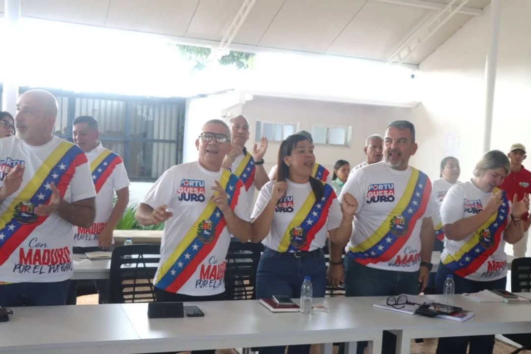 rtorrealba_'s tweet photo. Presentes en la Rueda de Prensa del @PartidoPSUV en Portuguesa, junto al gobernador @Primitivo_Ceden

Destacando la masiva participación de más de 5 mil portugueseños en Caracas y 32 mil en el estado, durante el acto de juramentación del Presidente @NicolasMaduro https://t.co/cEKgNs17gr