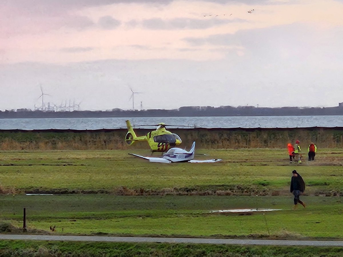 R_ET05's tweet photo. #marken
#sportvliegtuig
Zojuist een sportvliegtuig ongeval.
Piloot heeft het vliegtuig veilig in het weiland gezet.
Piloot en passagier maken het goed https://t.co/hAhhnh4IXg