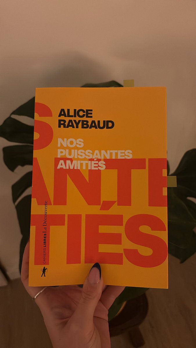 C’est la 1e fois que la lecture d’un livre me fait autant de bien. Réaliser le potentiel des amitiés dont l’élasticité permet de s’affranchir de l’hétéronormativité &amp; de bousculer les imaginaires, en délogeant l’amour romantique de son piédestal pour valoriser les amours amicales