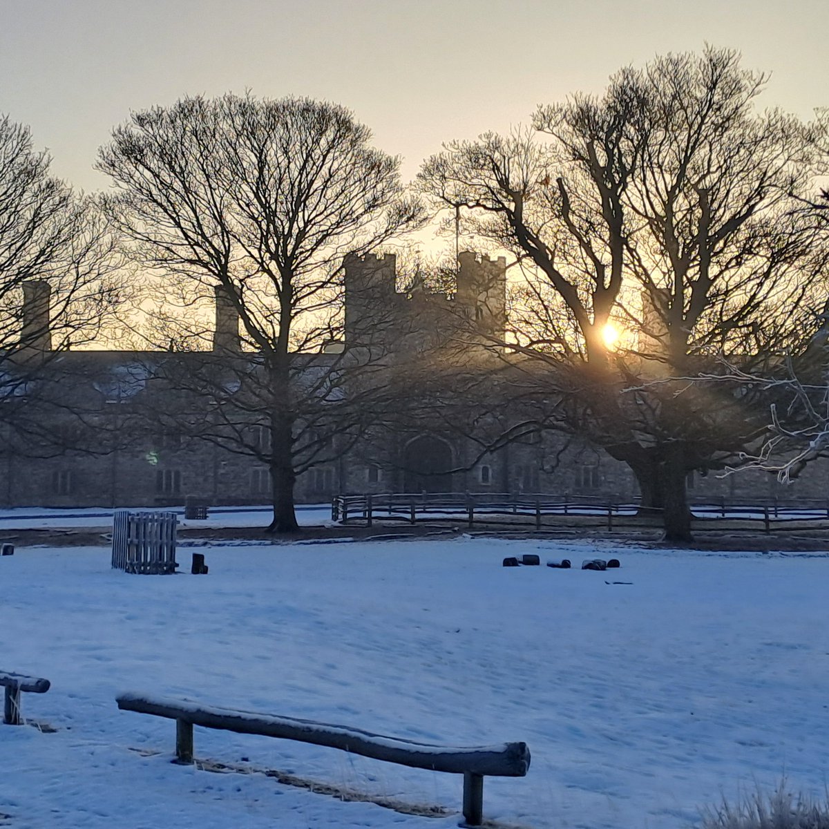 KnoleNT's tweet photo. Sunday 12 January - Due to continuing snowy and icy conditions, the car park at Knole is closed. The rest of the site will be open for those visitors that wish to walk in. Please take extra care in the parkland. #sevenoaks #winter #snow
@southeastNT
📷©National Trust/ https://t.co/76wUj3a4kS