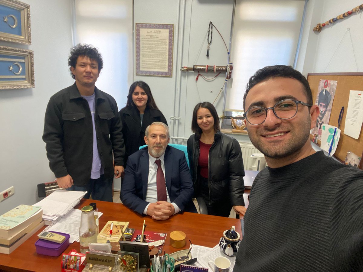 Ara sıra Ferhat Hoca'mızın (<a href="/profdrfagirman/">Prof. Dr. Ferhat Ağırman</a>)başına toplanıyor, Türklük bilincinin oluşturulmasında bizim üzerimize düşen görevler bağlamında hocamızın nasihatlerini dinliyoruz. Bizi evlatlarından ayırmayan hocamıza teşekkür ediyoruz.