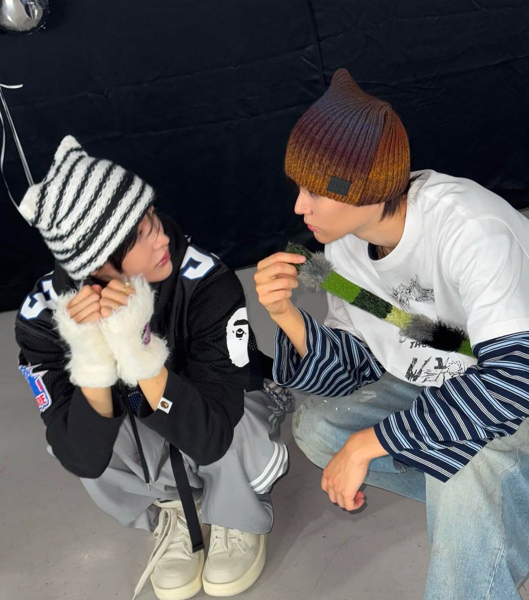 sczxqp's tweet photo. 왼른지켜가면서앉아잇는거감동슨   ..... 
내여자들니즈만족시켜주려고 둘다팔자에도없는고양이비니쓰고 이러고잇는거까지완벽하다 https://t.co/rUNVS24KDZ