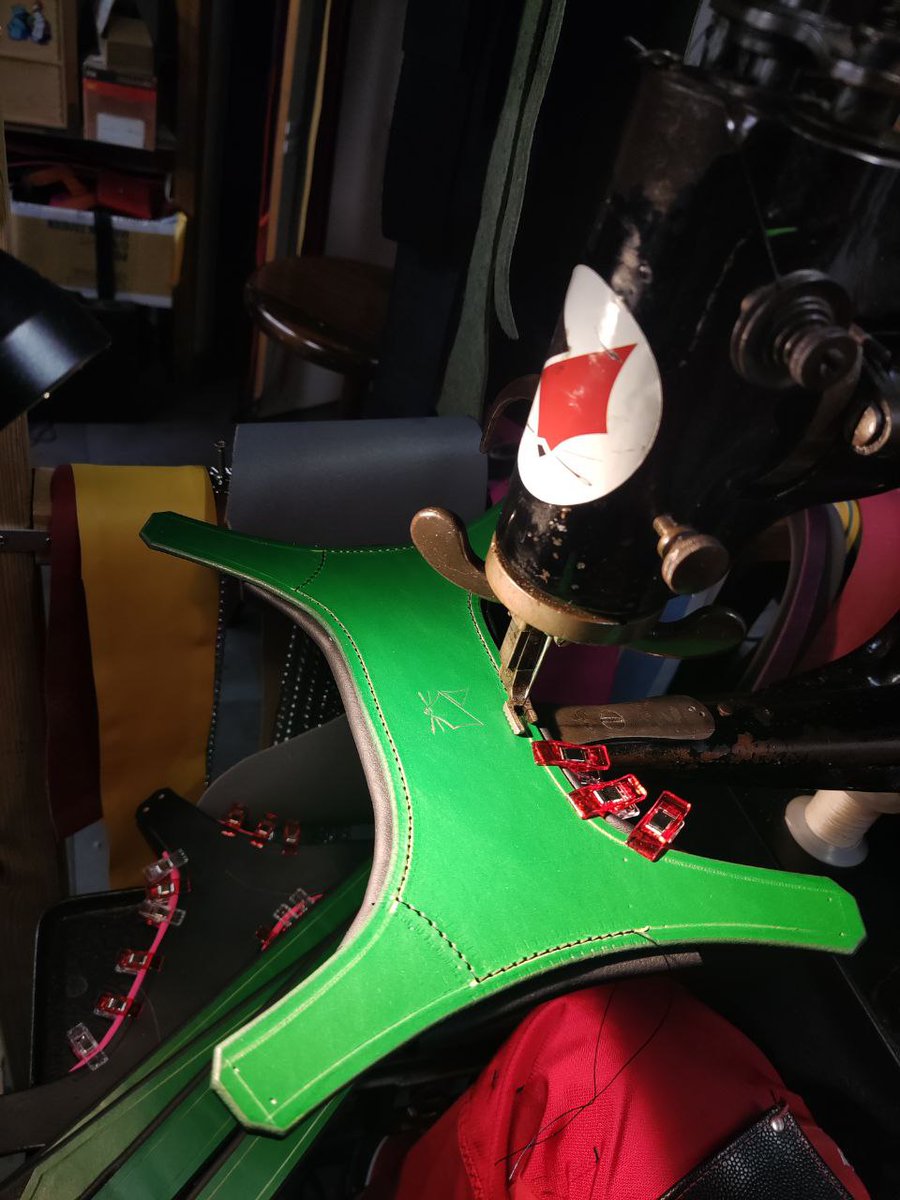 CraftsAndrew's tweet photo. Handle harness
Emerald green and black colors
Work in progress
#leathercraft #leatherhandmade #leatherharness #customleather https://t.co/HjbGmJ2aWF