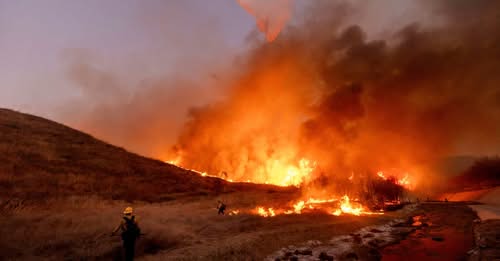 hobodreamer's tweet photo. #CaliforniaBurningNews:
' #California #Wildfires Update '> @Independent < New Area Of #Los_Angeles Given Evacuation Orders As A Fire Hydrant Failures Investigation Is Ordered by #Governor_Gavin_Newsom.🔻
https://t.co/dXthnY1jd5
.
#ClimateDriven https://t.co/yDjE5I3gDW