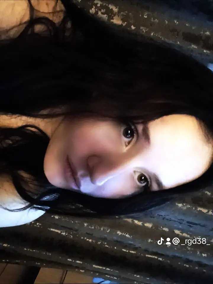 это я молодая и красивая с высшим образованием и большими возможностями в этой жизни сидела страдала по почти 30-летнему челу  с пту который кроме как писать протоколы (с ошибками) ничего не умеет а ещё он дотер🤟🏻