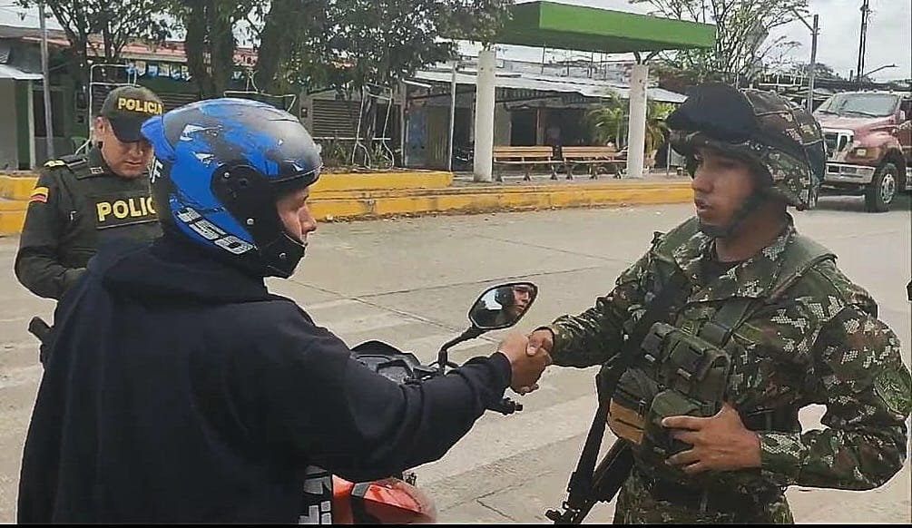 Ejercito_Div6's tweet photo. Mediante puesto de control psicológico, unidades de la #BR12 en el municipio de La Montañita #Caquetá generaron sensaciones de seguridad al realizar charla y entrega de volante a los viajeros que transitan por este importante eje víal. #PatriaHonorLealtad https://t.co/gXUu7gCUaR