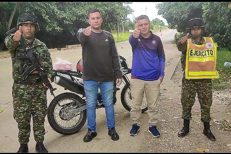 Ejercito_Div6's tweet photo. Mediante puesto de control psicológico, unidades de la #BR12 en el municipio de La Montañita #Caquetá generaron sensaciones de seguridad al realizar charla y entrega de volante a los viajeros que transitan por este importante eje víal. #PatriaHonorLealtad https://t.co/gXUu7gCUaR