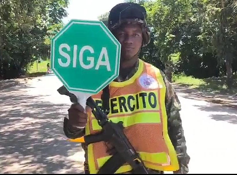 Ejercito_Div6's tweet photo. Mediante puesto de control psicológico, unidades de la #BR12 en el municipio de La Montañita #Caquetá generaron sensaciones de seguridad al realizar charla y entrega de volante a los viajeros que transitan por este importante eje víal. #PatriaHonorLealtad https://t.co/gXUu7gCUaR