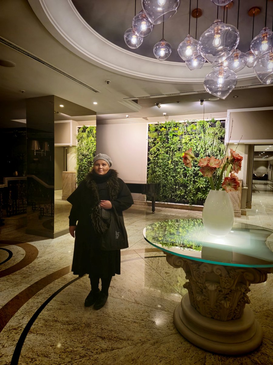 monika_cro's tweet photo. Proslava tetina rođendana.

Volimo.

#Zagreb #WestInHOTEL #greeting #honordstudentwork #greatstuff #wonderfull #workandtravel #acomodismo #greecetea #MozartCakePerfect #orah #medenakrema #borovnica #čokolada #sweetwellcome https://t.co/sn3h4vzaU2