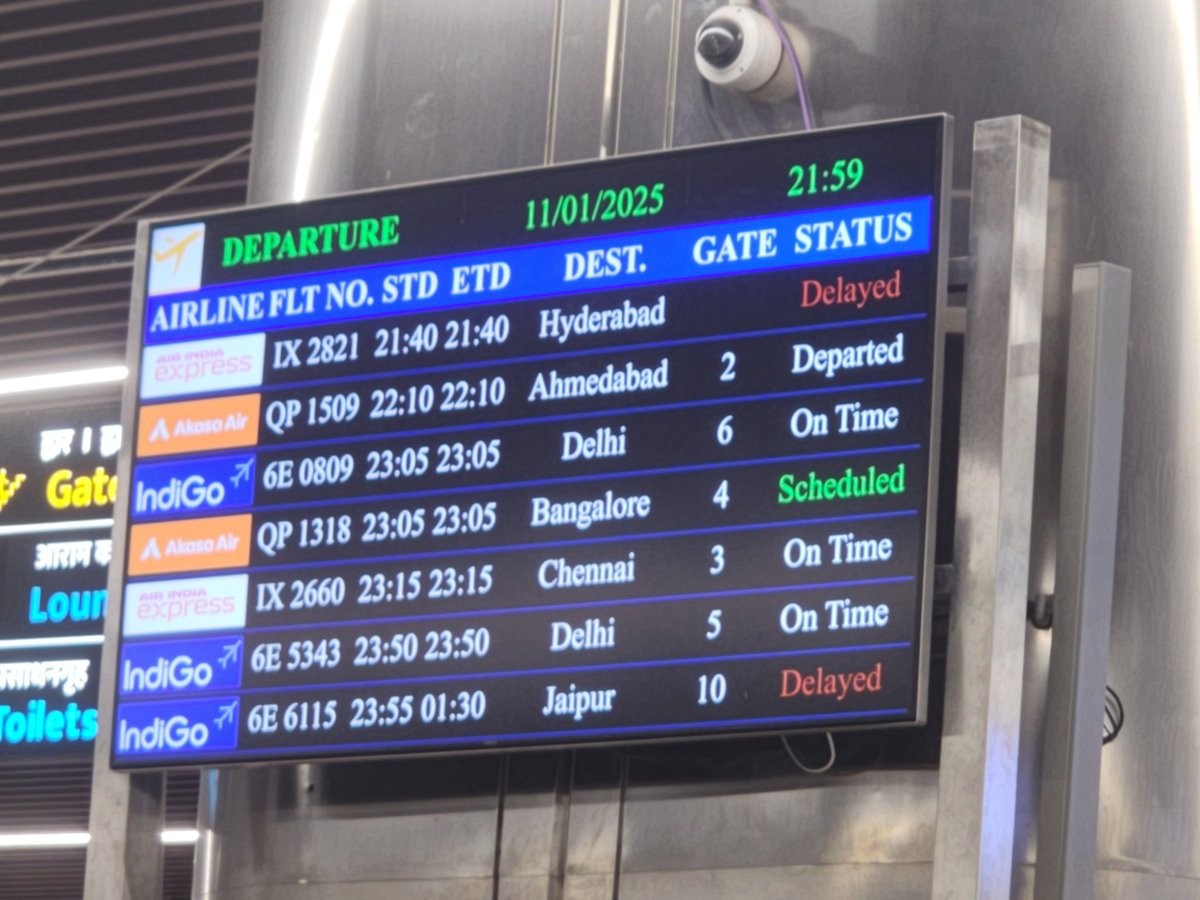 ngupta_official's tweet photo. @airindia @PuneAirport @AAI_Official Finally the status gets updated yet with passengers left to wonder where to board from (the gates!!) https://t.co/LxIZ7p6rlO