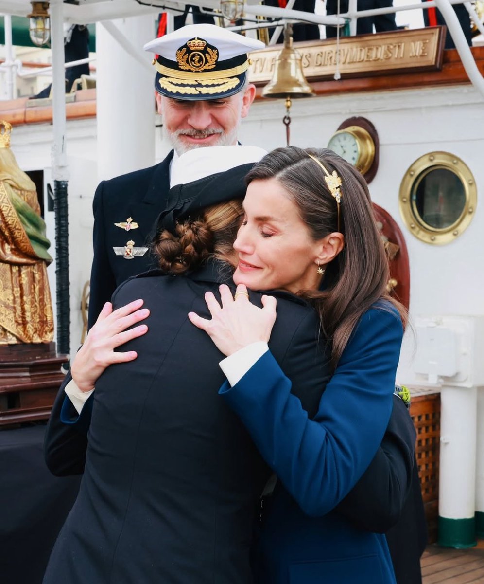 driecel's tweet photo. Estas fotos lo dicen todo sin decir ni una palabra. Imágenes que rezuman cariño, emoción y orgullo. Antes que reyes, son padres. https://t.co/MQMCPZqV49