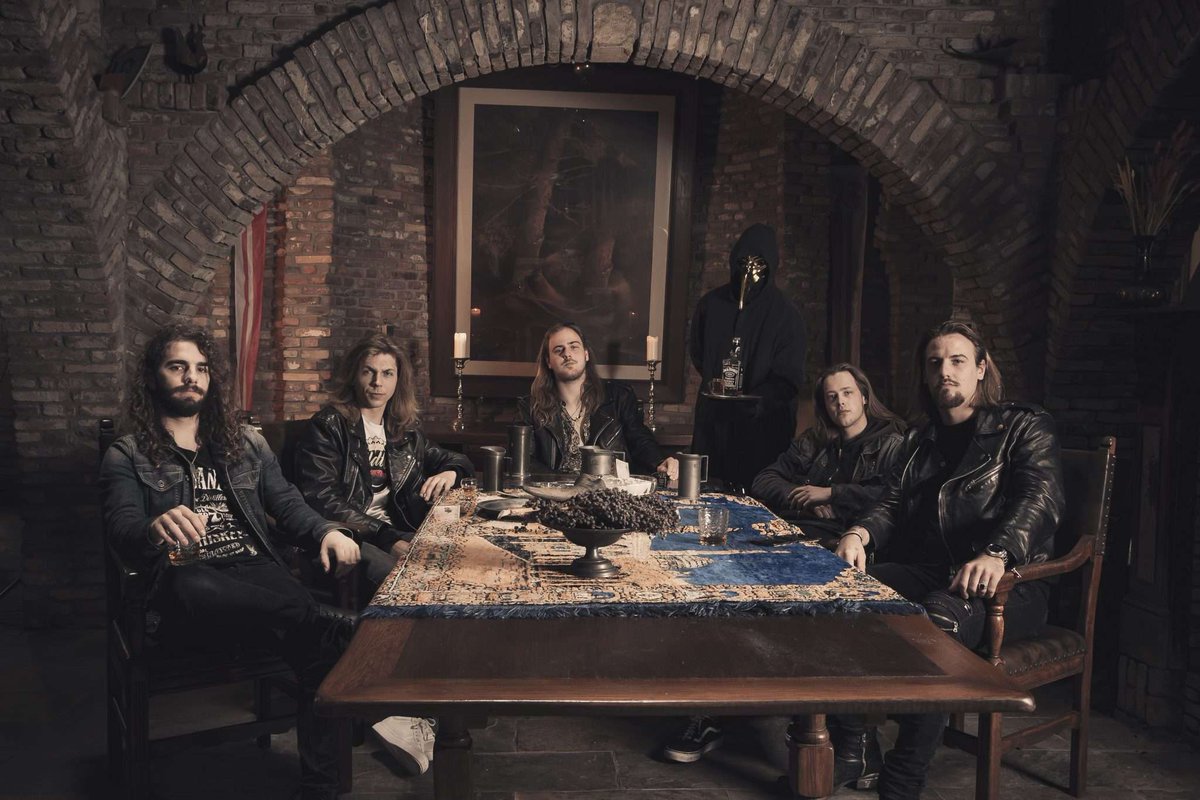 Ben je fan van old-school hardrock en thrashy riffs? Dan kun je woensdag tijdens de <a href="/PinguinRadio/">Pinguin Radio</a> x NMTH HEAVY SHOWCASE je hart ophalen met Bildtstar. Horns up en ren je rot naar de Tikibar van de Drie Gezusters voor deze sensatie! 
nmth.nl/pinguin-radio-… #esns25 #bildtstar