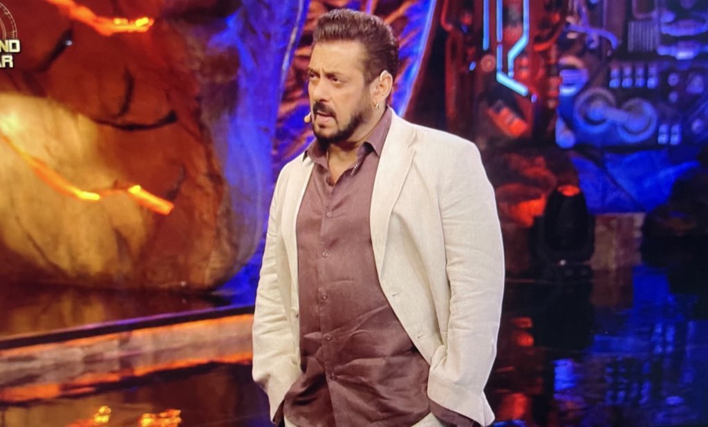beingrachit_'s tweet photo. today #KaranveerMehra kept cross questioning Salman Chomu again n again n didn’t bow down to him n I have MADDDDD REPSECT FOR KARAN🔥

manchild Chomu sallu started legit even threatenedddd karan 

SHER KARAN 💪vs BULLYYY SALMAN🤮

JEET KA HAQDAAR KARANVEER https://t.co/EFuDnVtadg