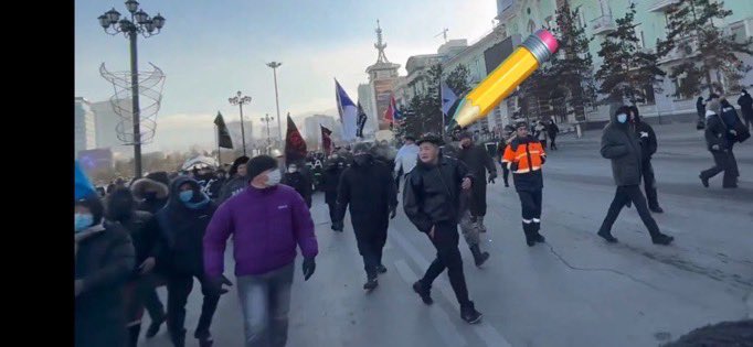 Масктай хүмүүс тусгай ажиллагаа хийж яваа лав 6-8 хүнтэй бүлэг байна. 50 дах секундэд энэ этгээд туг барьж яваагаа "одоо болно, явцгаая" гэж дохио өгөөд өөрөө салаад явлаа. Хувцас байдал нь цагдаа бололтой. 
Украины далбаа дээр том будилжээ. Шар нь доороо, цэнхэр нь дээрээ шд. 😅