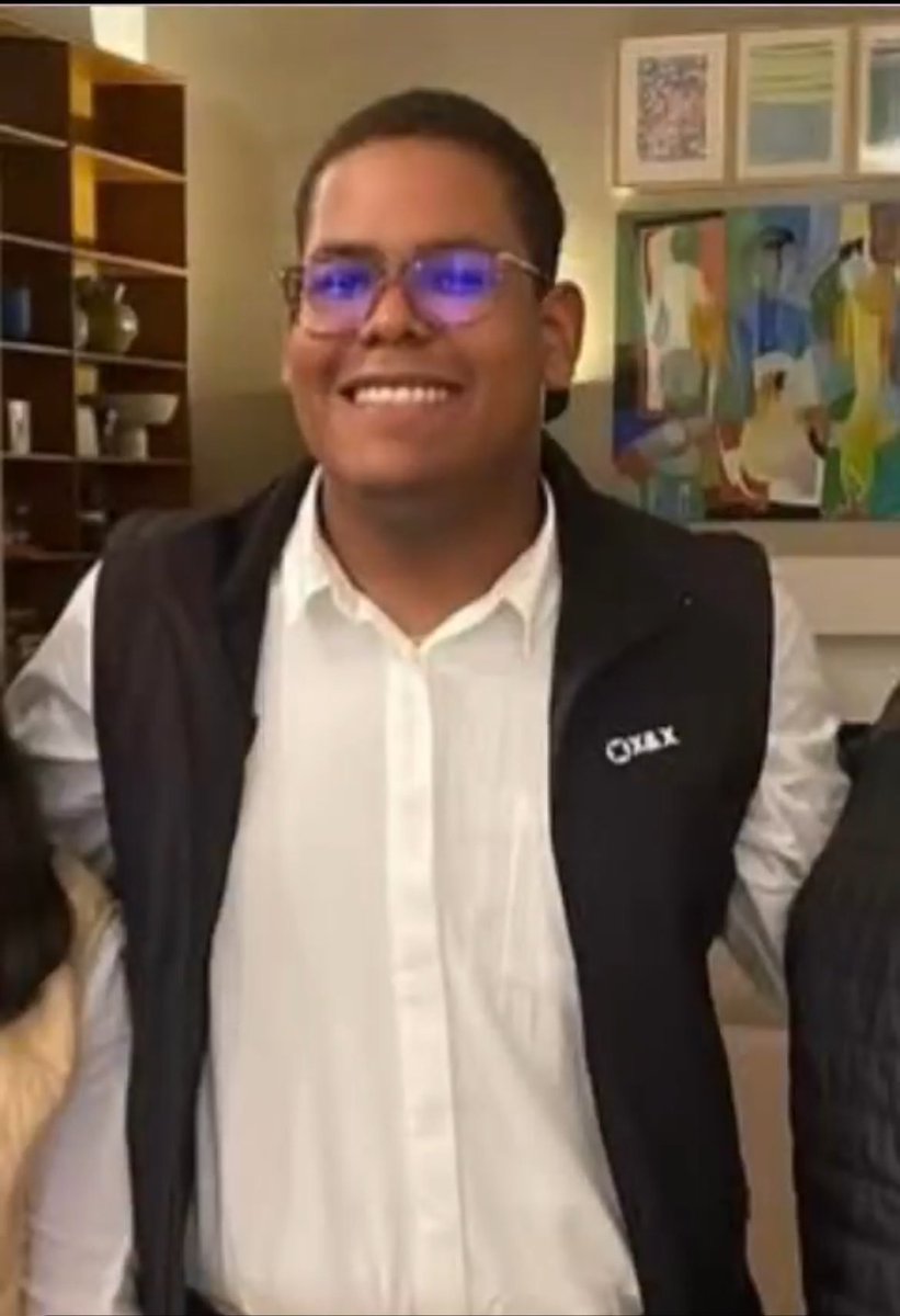 Manuelfilosofia's tweet photo. Manuel Alejandro Muñoz fue detenido el 9 de enero en el estacionamiento del Sambil. Es estudiante de Derecho en la UCV. Su mamá presentó un habeas corpus en el Palacio de Justicia pero no fue recibido por las autoridades. Se desconoce su paradero. Exigimos su liberación inmediata https://t.co/RyG02dfgqW