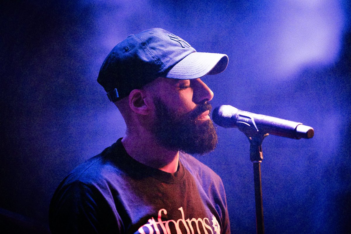 En décembre, j’ai passé une journée avec <a href="/ADIBALKLD/">Adib Alkhalidey</a> et sa gang de musique, avant leur mémorable spectacle au Ministère. Ç’a donné un reportage dont je suis plutôt fier. lapresse.ca/arts/musique/2…