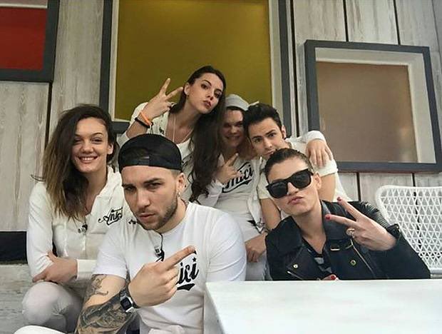 _emmaisart's tweet photo. la squadra bianca non si rinnega mai, sapete cosa fare.
#shailenzo #amici #emma #bremma https://t.co/TrnZ5roHgh