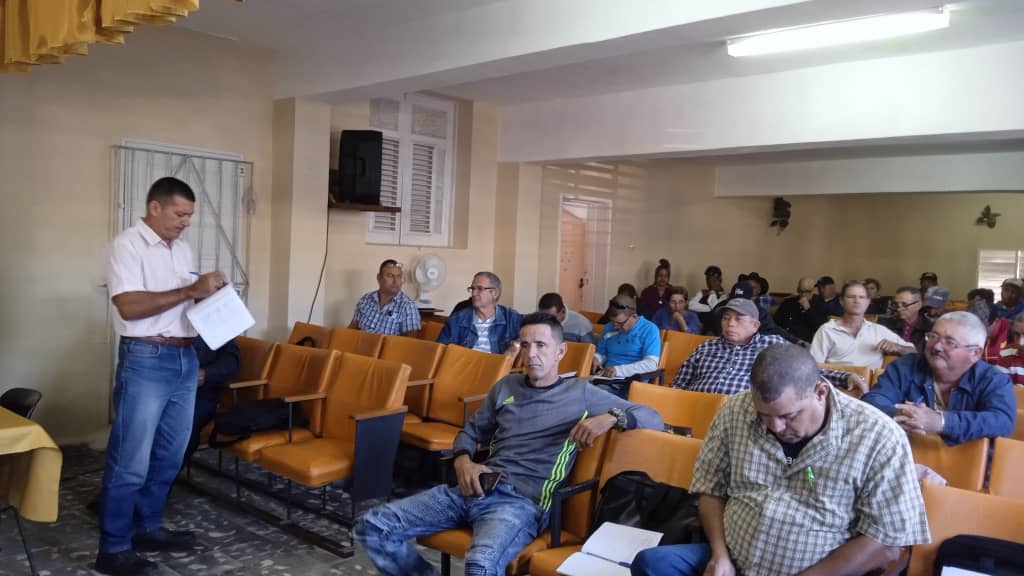 Se efectúa reunión con los presidentes de las cooperativas de cabaiguán, donde se analiza la situación del cumplimiento de la producción de leche y siembra de tabaco. #AnapSanctíSpíritus <a href="/FelixDuarteOrte/">Félix Duartes Ortega</a> <a href="/Eidy97661881/">ANAP ESPIRITUANA</a> <a href="/YaumaryPerez/">Yaumary González Pérez M/B #AnapSanctiSpíritus</a> <a href="/OsmaniPerez18/">Osmani Pérez Márquez</a> <a href="/LidiaRguez77701/">Lidia Rguez</a> <a href="/DeivyPrezMartn1/">Deivy Pérez Martín</a>