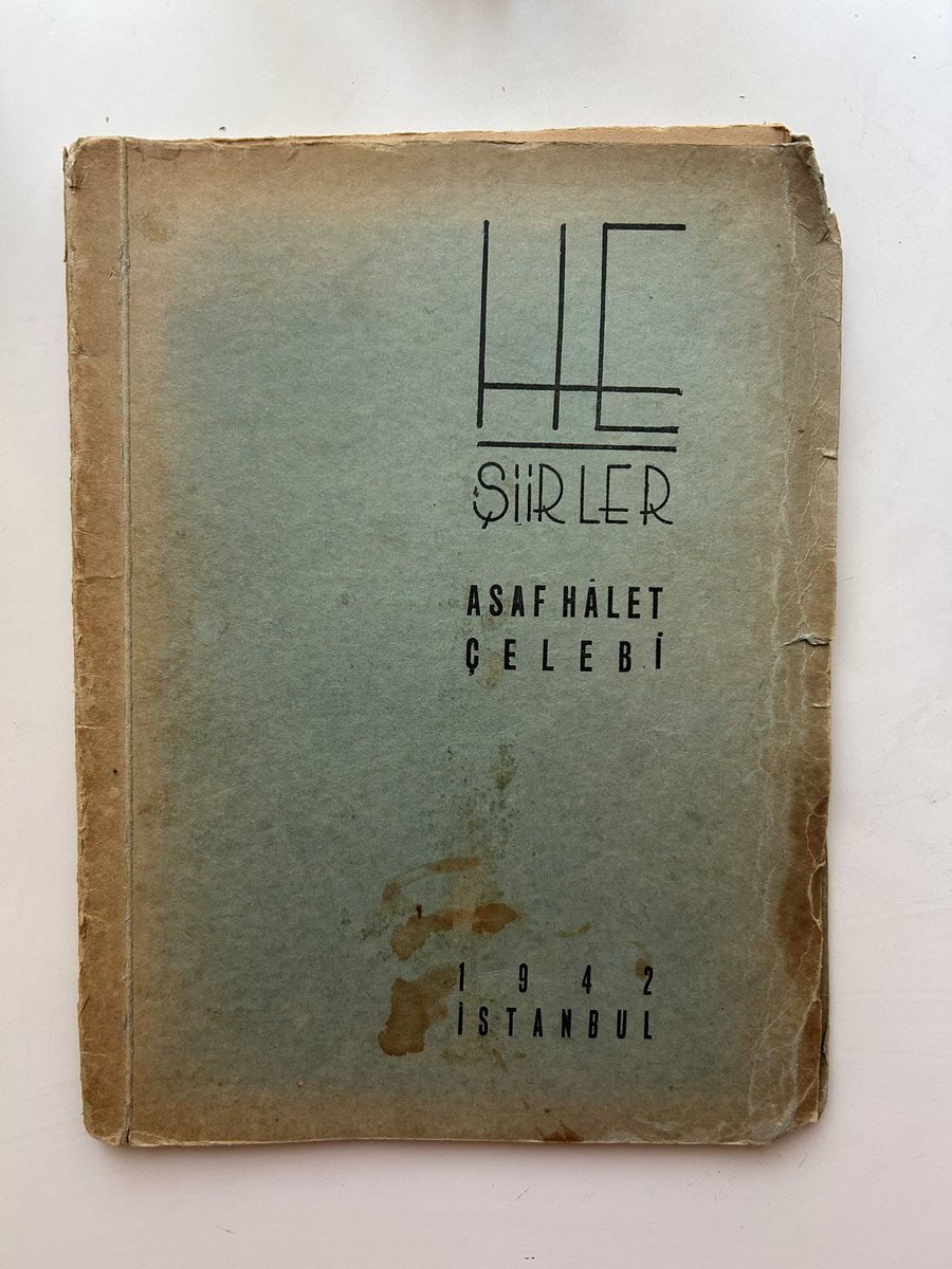 Nisan__E's tweet photo. Şiirleri kadar kibarlığı ve İstanbul beyefendiliğiyle de bilinen Asaf Hâlet Çelebi’nin ilk şiir kitabı “He” ✨ https://t.co/S0oAUYNk3X