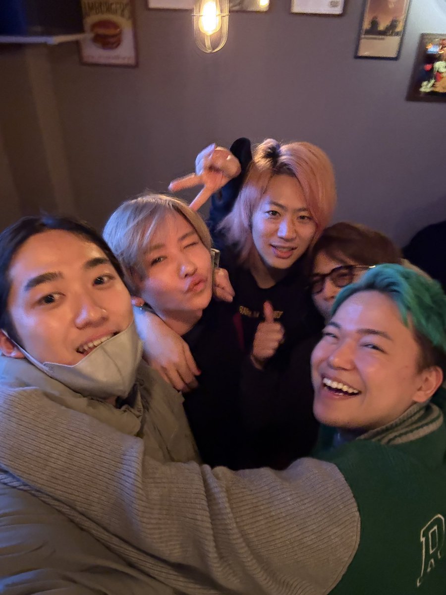 GaBanZiRu's tweet photo. 奇跡みたいな飲み会が行われました
こんなに酒が美味いと思った飲み会は今年初ですありがとうございました！！！ https://t.co/5KAwkXRyah