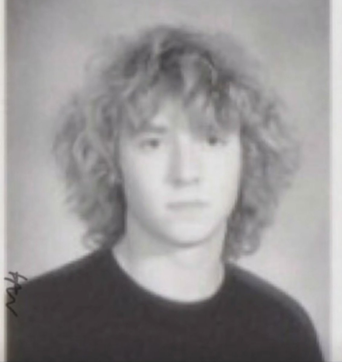 chenz0mauro's tweet photo. este eh o ricky olson natural e eu fico em #choque toda vez que eu lembro q o cabelo dele nao eh nem #liso nem #escuro eu fico oensando sera que ele alisa o cabel9 ate hj https://t.co/IjJ0i7Ih6f