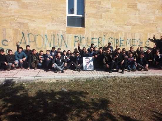 23 Şubat 2015 Cumhuriyet Üniversitesi Ülkücüleri

20 Şubat akşama doğru Ege Üniversitesi'nden almıştık acı haberi. Fırat Yılmaz ÇAKIROĞLU şehit olmuştu. Dönüşü yoktu. Adını açılım koydukları o süreçte yitirmiştik Yusuf yüzlü Yiğidimizi.. Şimdi bizde vurulduk, hemde can evimizden.