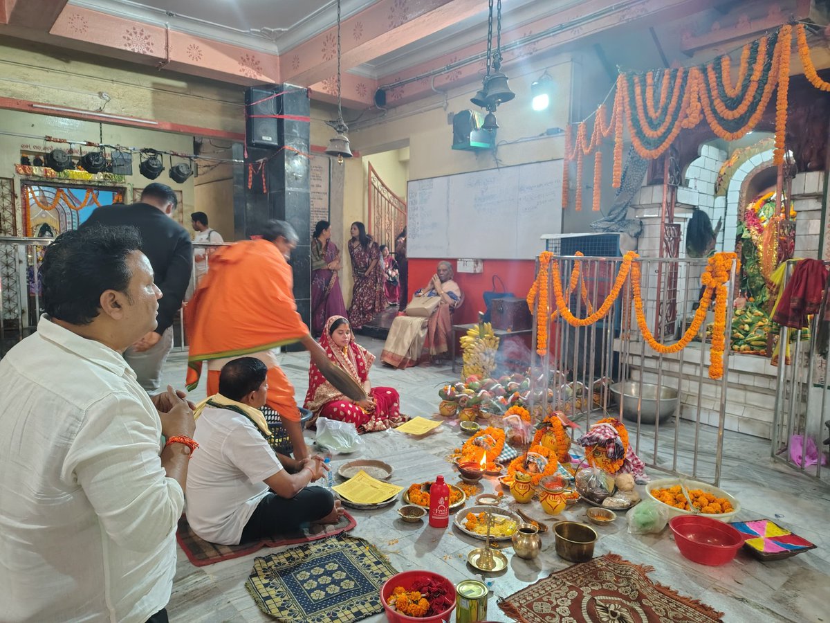 rudra_jaiodisha's tweet photo. ଆଚାର୍ଯ୍ୟ ବିହାର ମହିଳା ସମିତି ଦ୍ୱାରା ଆୟୋଜିତ ୧୦୮ ହନୁମାନ ଚାଳିସା ପାଠରେ ଅଂଶଗ୍ରହଣ କରିବାର ସୁଭାଗ୍ୟ ଲାଭ କରିଲି। 🌺🕉️ ଏହା ଏକ ଆତ୍ମିକ ଅନୁଭୂତି ଓ ଏକତାର ଉତ୍ସବ ଥିଲା। ଆମ 'ଜୟ ଓଡ଼ିଶା' ସଦସ୍ୟମାନେ ମଧ୍ୟ ଏହି ପବିତ୍ର କାର୍ଯ୍ୟରେ ସାହାଯ୍ୟର ହାତ ବଢ଼େଇ ଜନସେବାର ମାନକ ବଢ଼ାଇଲେ। ଜୟ ହନୁମାନ! 🙏✨ #ହନୁମାନଚାଳିସା #ଜୟଓଡ଼ିଶା https://t.co/Vbue1soXrs